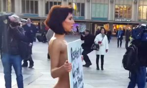 Обнаженная красавица-художница с плакатом попыталась остановить секс-террор в Кельне