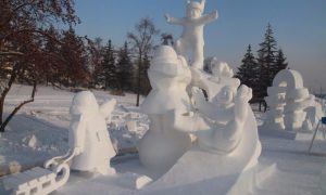 Дама ради фотографии неудачно приземлилась на снежную скульптуру в Красноярске
