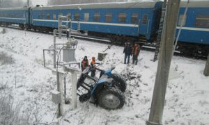 Пассажирский поезд из Москвы снес трактор с путей под Минском