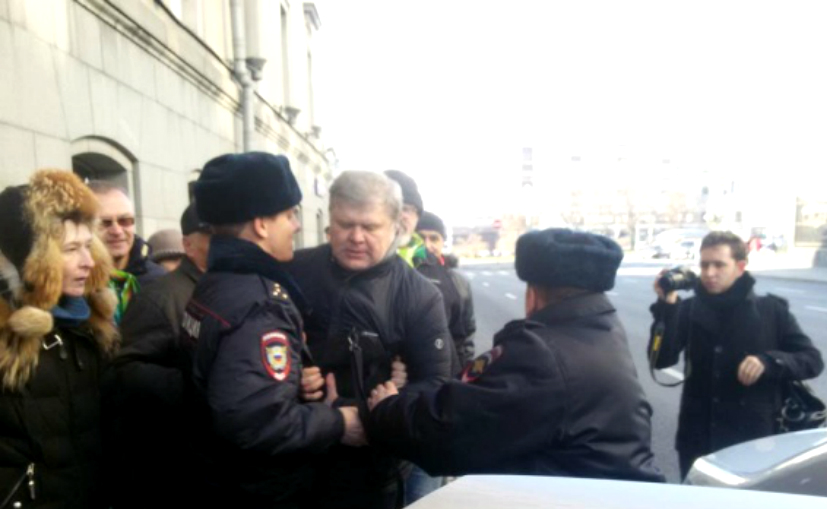 Экс-лидера «Яблока» задержали за одиночный выход против Кадырова 