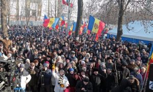 Десятки тысяч людей вышли на акцию протеста в центре Кишинева