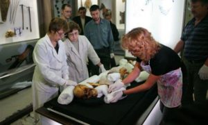 На Алтае потребовали через суд похоронить древнюю мумию, принесшую бедствия в регион