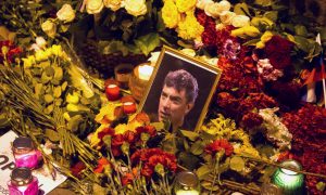 Сотрудники «Гормоста» вывезли портреты Немцова, установленные на месте его гибели