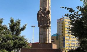 Россия выдвинула протест Польше за вандализм над памятником Красной Армии