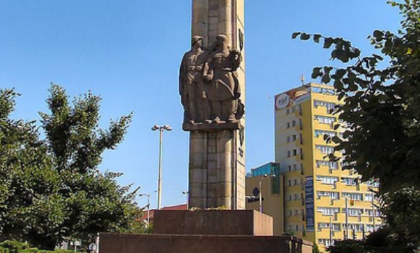 Россия выдвинула протест Польше за вандализм над памятником Красной Армии 