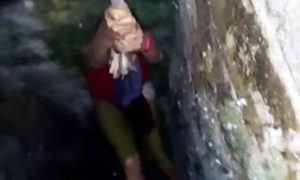Неуклюжая туристка свалилась в колодец, делая селфи в Индии