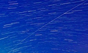 Поразительный след МКС сфотографировали в небе над монастырем в Британии