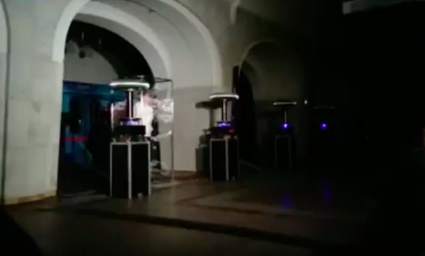Московские ученые заставили молнии танцевать ночью в метро под классику и рок 