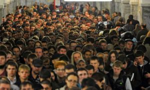 В центре Москвы создали массовую давку из-за рождественского пирога