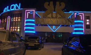 Охранники ночного клуба в Сургуте отомстили пьяному парню, жестоко избив его
