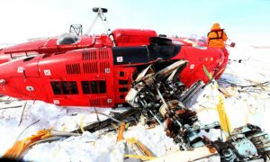 Австралийский пилот получил критические ранения после падения в ледниковую трещину