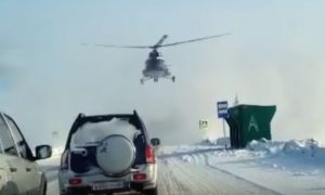 Удивленные сибирские автомобилисты сняли видео приземления на трассу вертолета