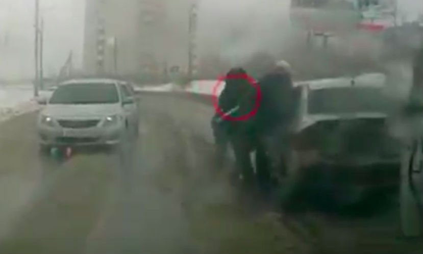 Опубликовано видео с нападением вооруженного битой водителя на пешехода в Волгограде 