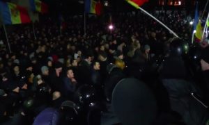 Сторонники Партии социалистов Молдовы штурмом захватили здание парламента