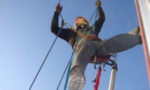 «Ну, погоди!-2016»: женщина на балконе перерезала веревку промышленному альпинисту