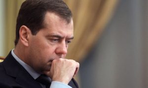 По всей России начался сбор подписей за отставку правительства Медведева