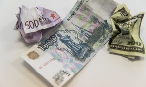 Рубль одинаково укрепился к обеим мировым валютам