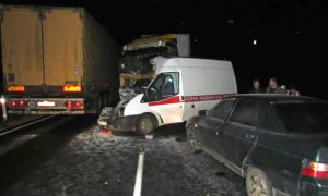 Три грузовика зажали скорую помощь на МКАД и помяли машины ДПС