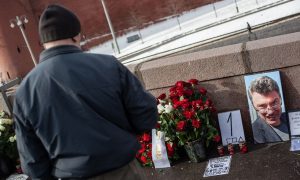 К месту убийства Бориса Немцова пришел посол США с цветами