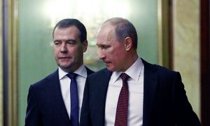 В Кремле объяснили, как Путин и Медведев одновременно пропали из России