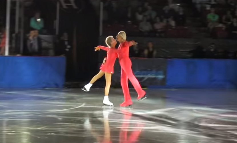 Видео с танцем на льду 80-летних олимпийских чемпионов восхитило пользователей Сети 