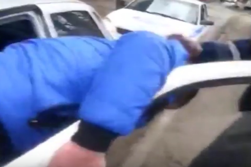 Опубликовано видео выползания пьяного водителя из автомобиля к инспекторам ДПС в Волжском 