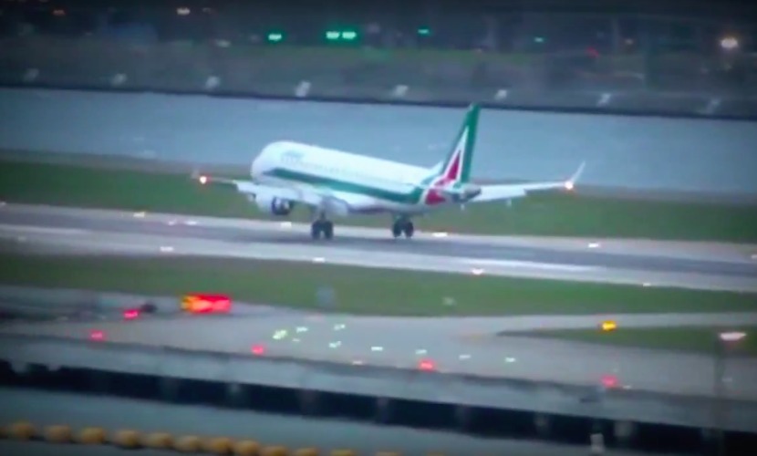 В Сети появилось видео неудачного приземления самолета авиакомпании Alitalia в Лондоне 