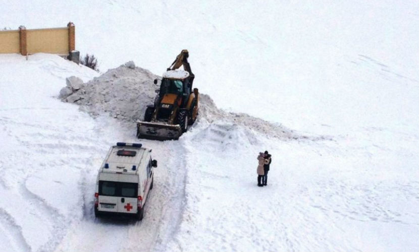 Водитель экскаватора вывалил кучу снега на девочку, и та впала в кому 