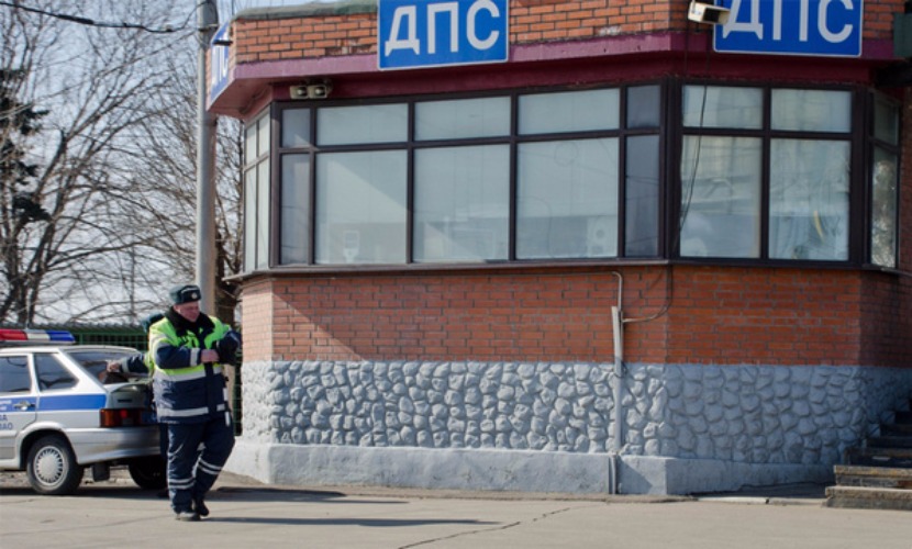 Двое полицейских получили осколочные ранения после взрыва у поста ДПС в Дагестане 