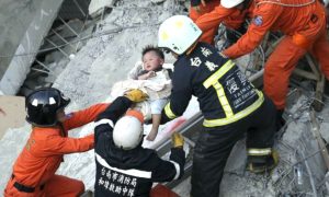 Шестимесячная девочка провела более 30 часов под обломками рухнувшего на Тайване небоскреба