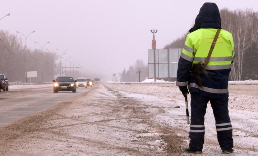 Мужчина в куртке с капюшоном выстрелил в лицо инспектору ДПС из пистолета под Липецком 