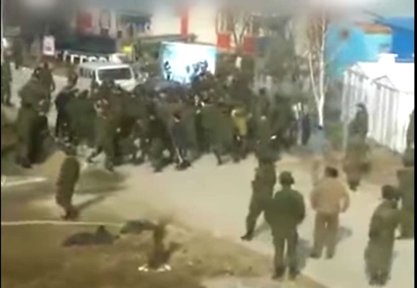 Опубликовано видео массовой драки военных из-за женщины в Чечне 