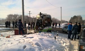 Женщина-кондуктор погибла при столкновении автобуса с поездом в Удмуртии