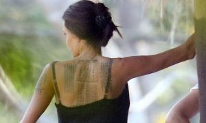 Папарацци сумели снять три новые татуировки Анджелины Джоли в Камбодже