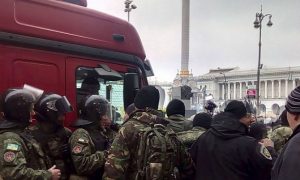 Радикалы сцепились с полицией и Нацгвардией на майдане в Киеве