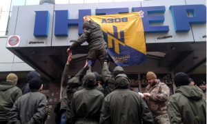 Главный телеканал Украины захватили возмущенные оскорблениями боевики батальона «Азов»