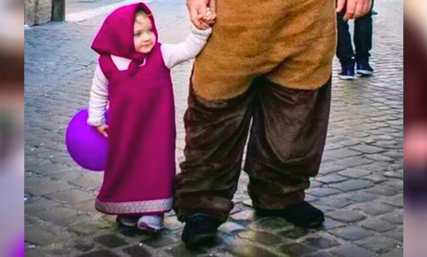 Папа с маленькой дочкой из Италии нарядились русскими Машей и Медведем 