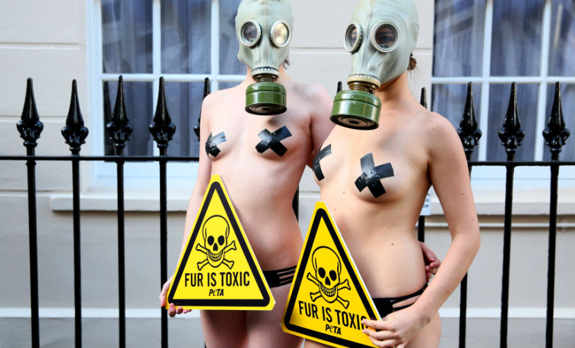 Голые модели в противогазах устроили акцию против меха в Лондоне 