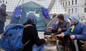 Палаточный городок на Майдане начали демонтировать после вмешательства военных