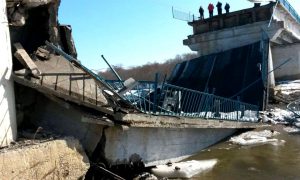 Два автомобиля с людьми оказались под завалами рухнувшего моста в Приморье