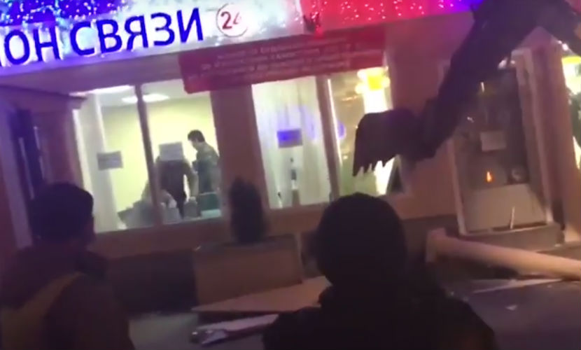 Москвичи сняли на видео уничтожение магазина с женщиной и ребенком внутри 