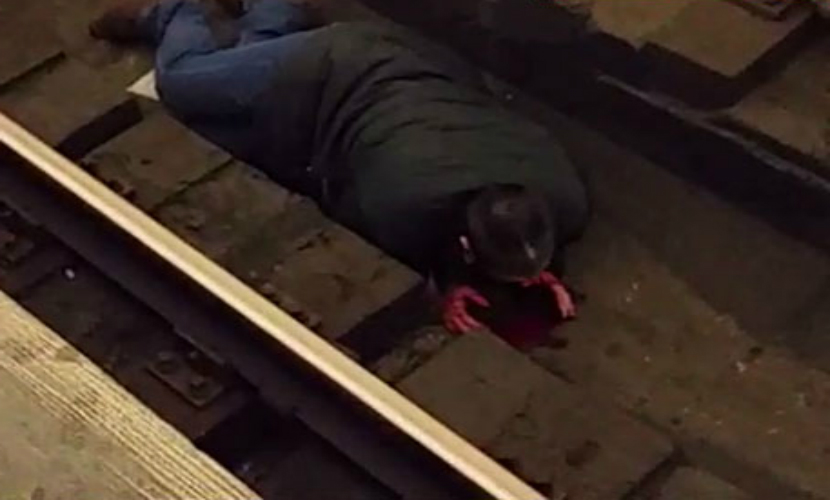 Из-за окровавленного мужчины на рельсах остановлено движение на одной из веток московского метрополитена 