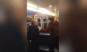 В Сети появилось видео нападения мигрантов на пенсионера в метро Мюнхена