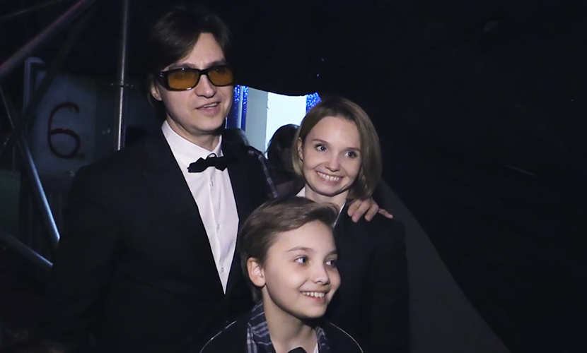 Сергей Филин с женой и сыном за кулисами "Голос. Дети"