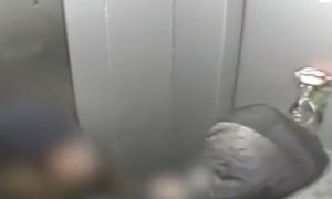Cтудентка избила насильника букетом цветов в лифте в Екатеринбурге