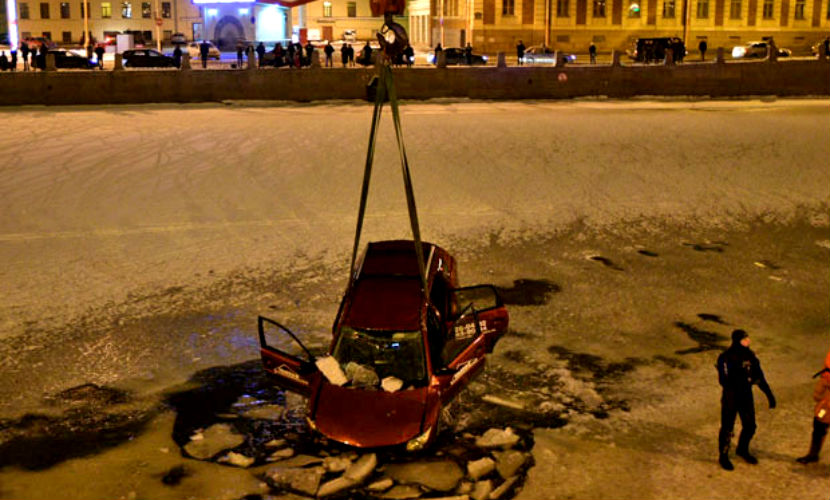 Автомобиль с двумя людьми вылетел на лед Фонтанки и затонул 