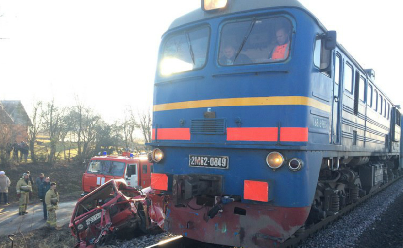 Товарный поезд расплющил машину с пожилыми людьми в Калининградской области 