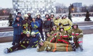 Пожарные провели массовый флешмоб на коньках в парке Горького