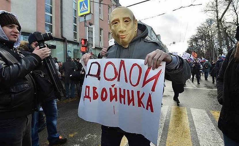 Полицейские посадили в автозак участника марша памяти Немцова в маске Путина 