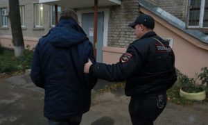 Житель Саранска во время поиска обманувших его проституток стал жертвой вымогателя с ножом